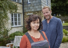 Gallery Images Dawn French as Gina & Iain Glen as leo